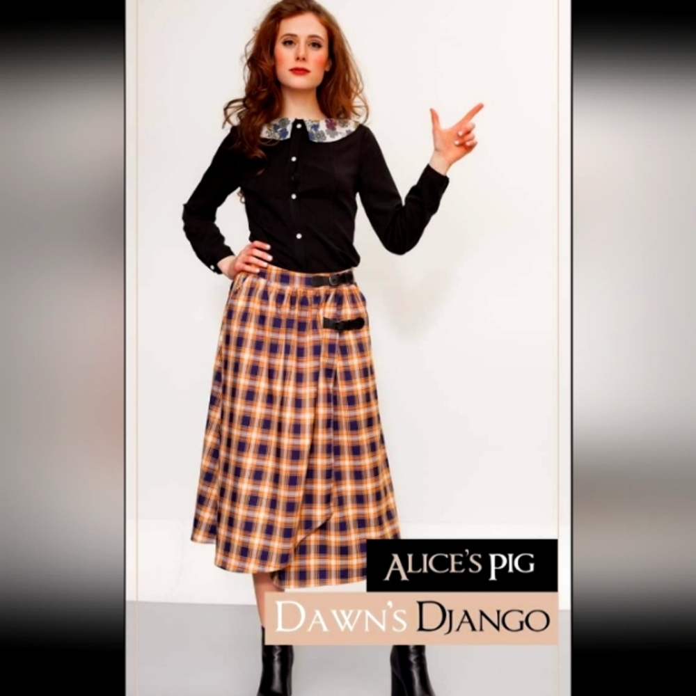 Alice's Pig Tartan plaid skirt with buckles, pockets and side zipper. Size 12